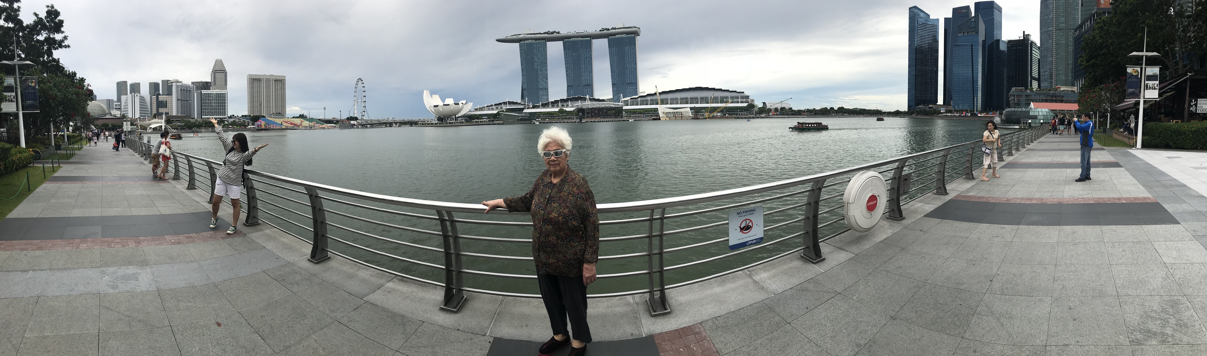 Visiting the Fullerton bay and the merlion!