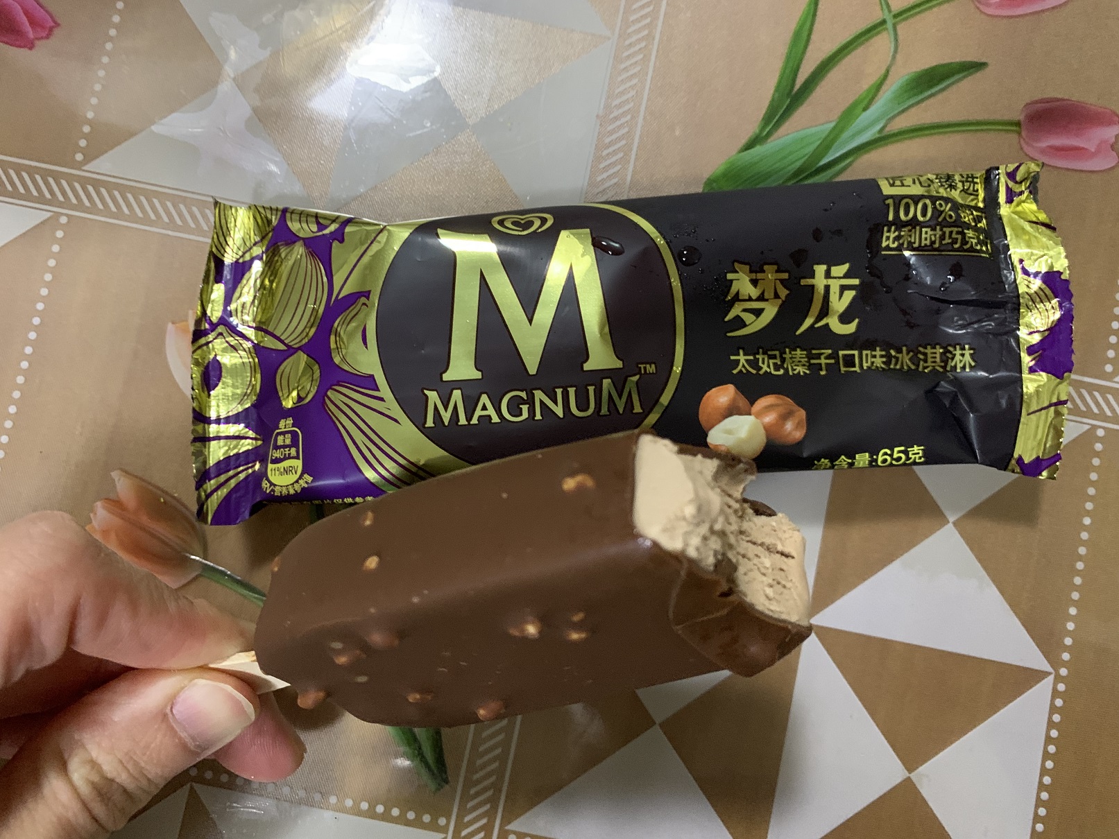 The good thing about winter: ice cream at 50% off! Magnum at less than S$1 each!!!