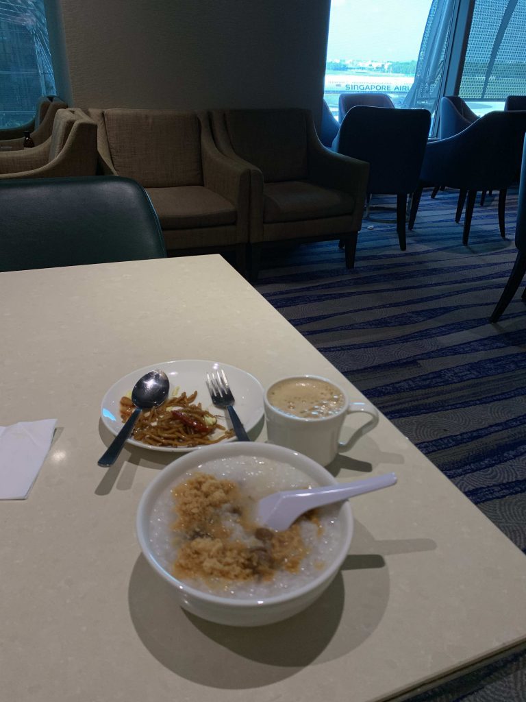 Quick breakfast at the lounge!