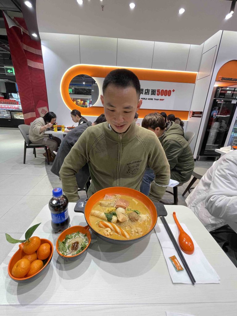 Wow a big bowl of 麻辣烫！