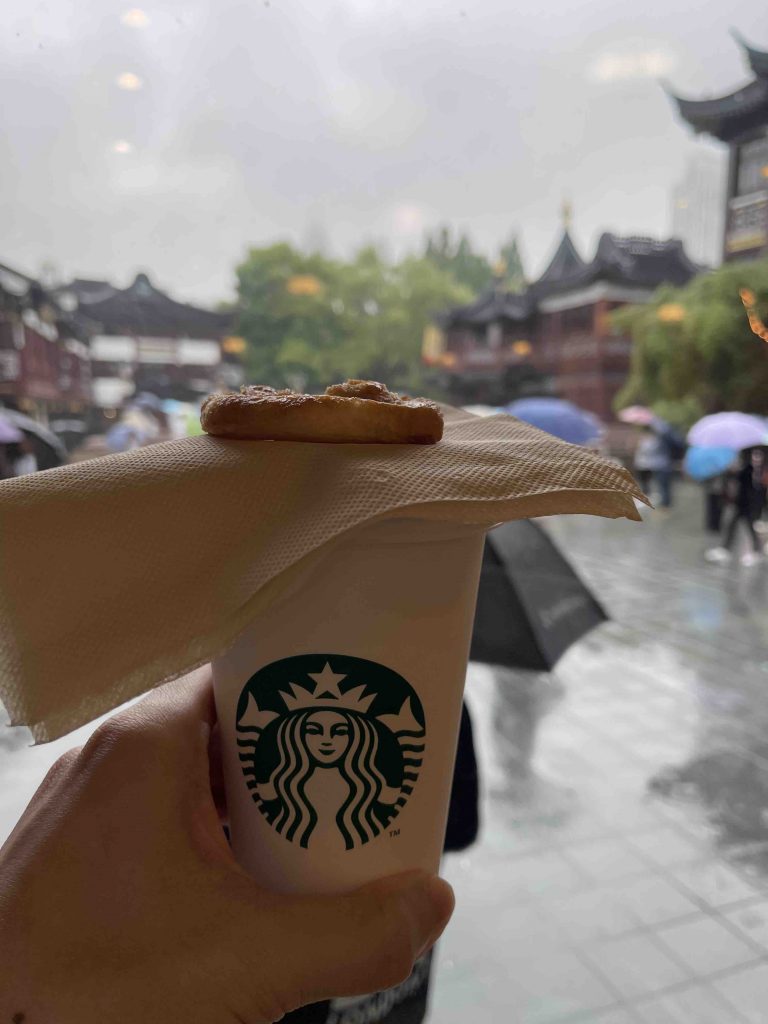 Chilling on a rainy day with caramel latte and哈尔滨 蝴蝶酥 at Yu Garden!