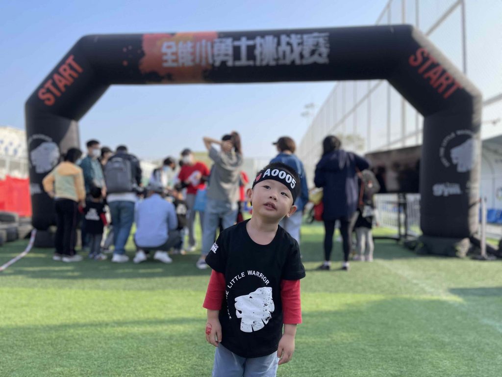 Taking part in his first race, 小小勇士(Little Warrior)…