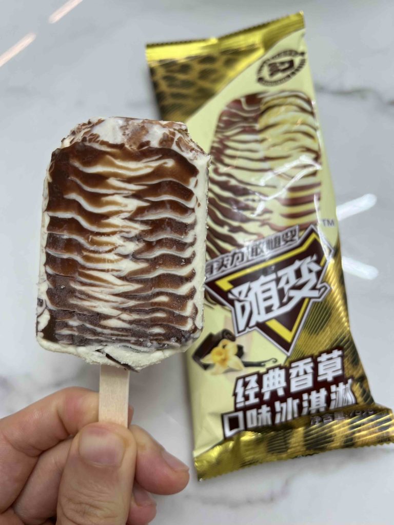 This Ice Cream 随便 is really a gem! It is cheap and super tasty! Can fight alot of vanilla chocolate ice cream from walls/marigold anytime!