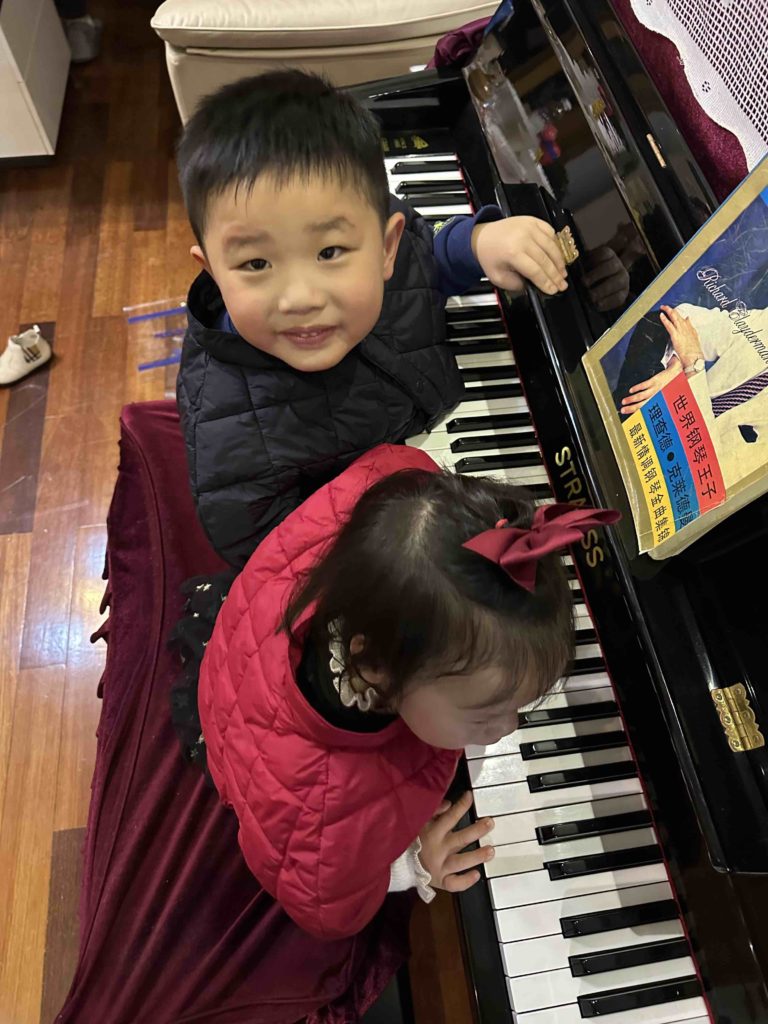 小宝 loves the piano too!