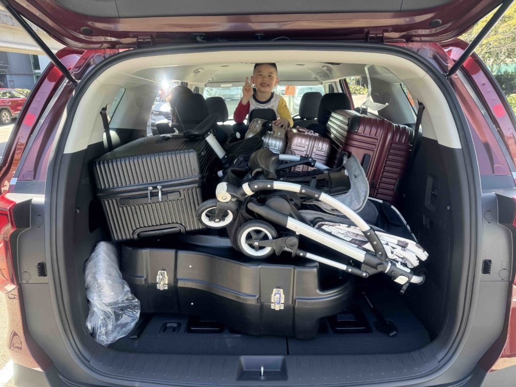 Look at the amount of luggage the KIA carnival can take! woah!