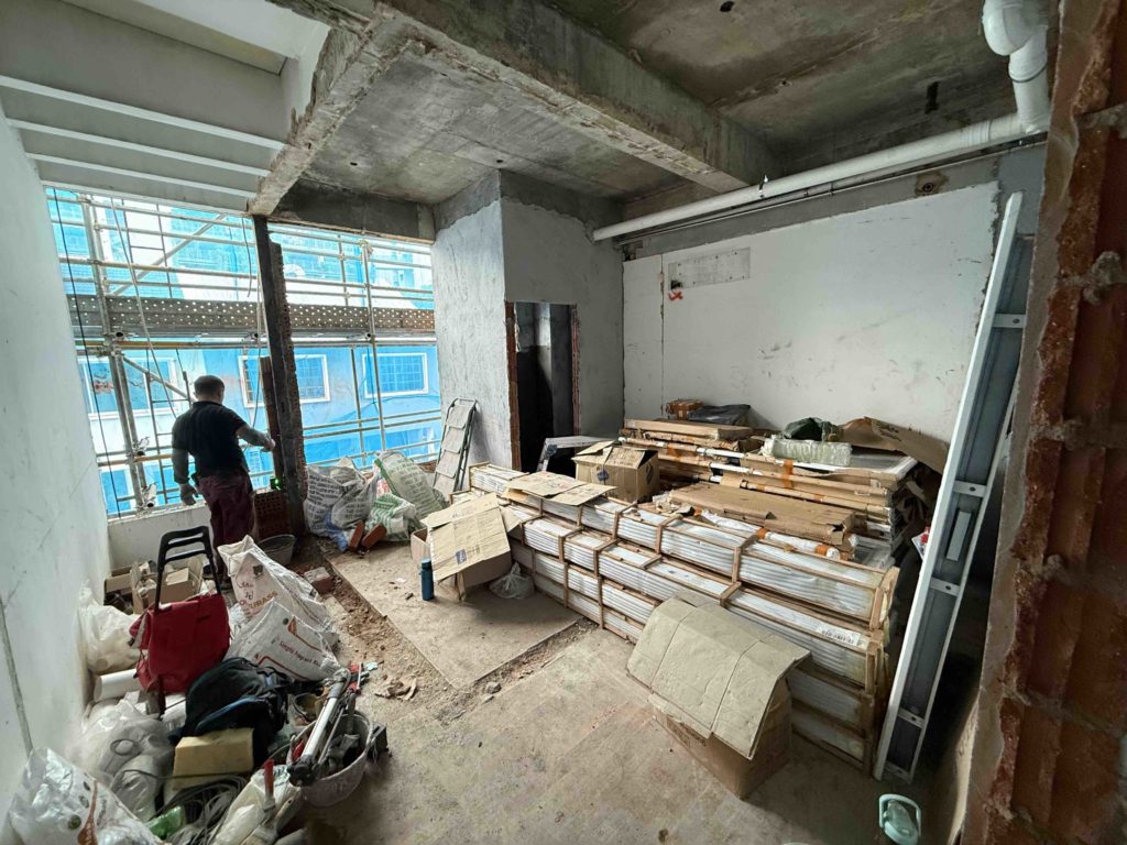 Another huge window room!