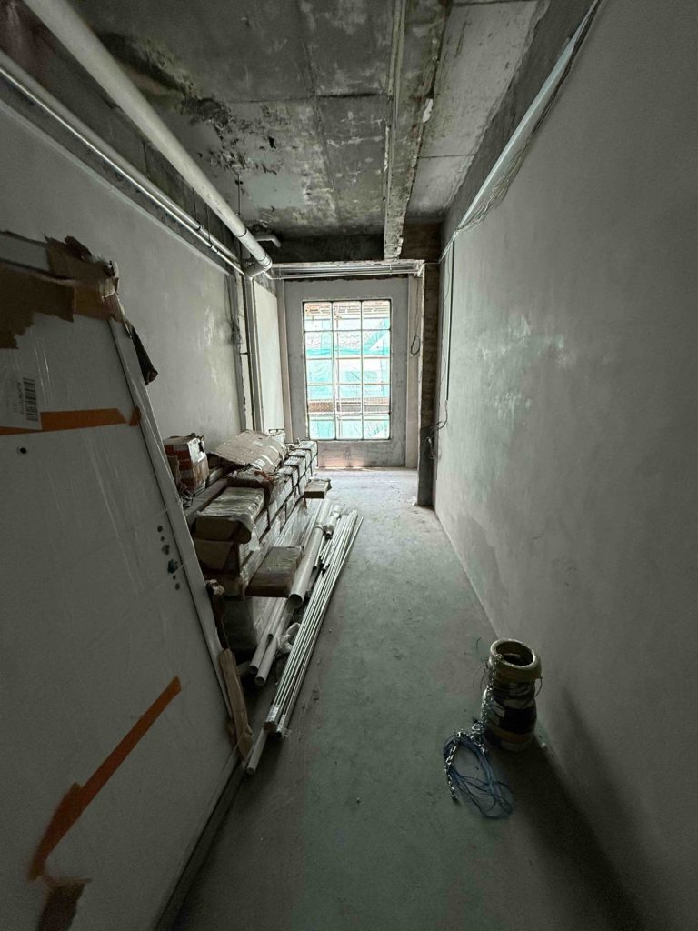 L Room with huge window!