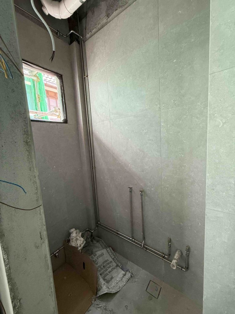 Toilet tiles are up!