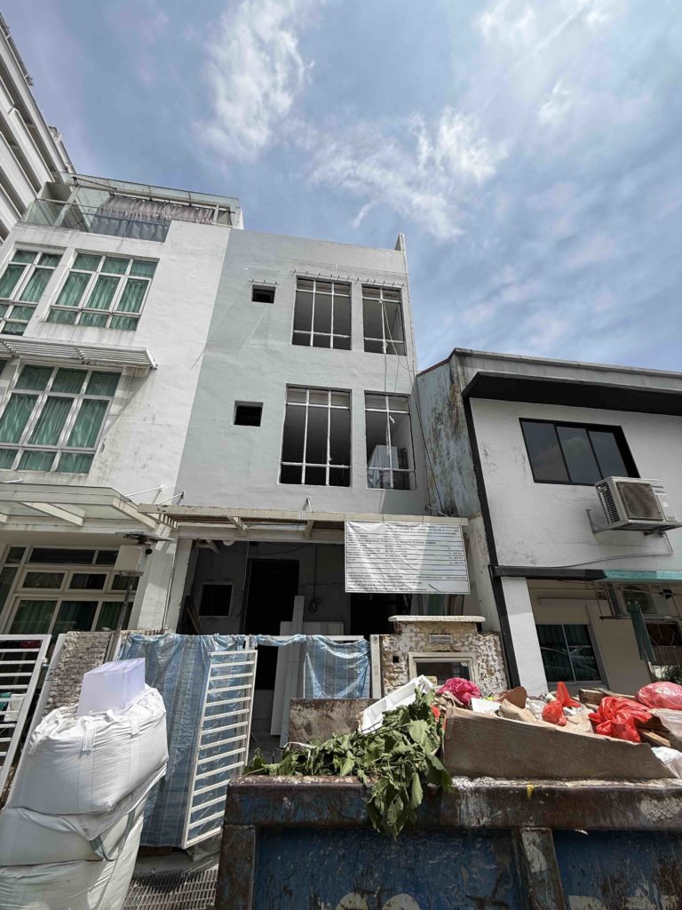 Wow looks good with the fresh coat of paint and the "invisible" shelter to keep out the rain but still have the sun!