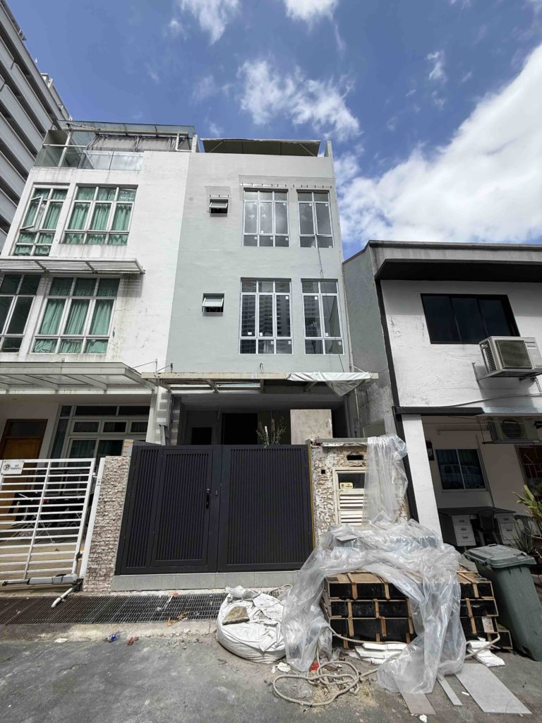 Like the new gate. Looks atas...