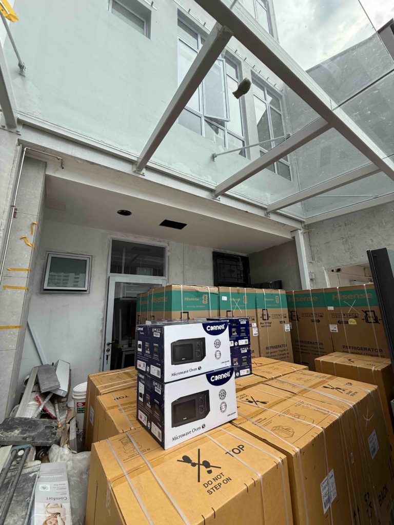 Wow the front porch is actually big enough to hold all the appliances...