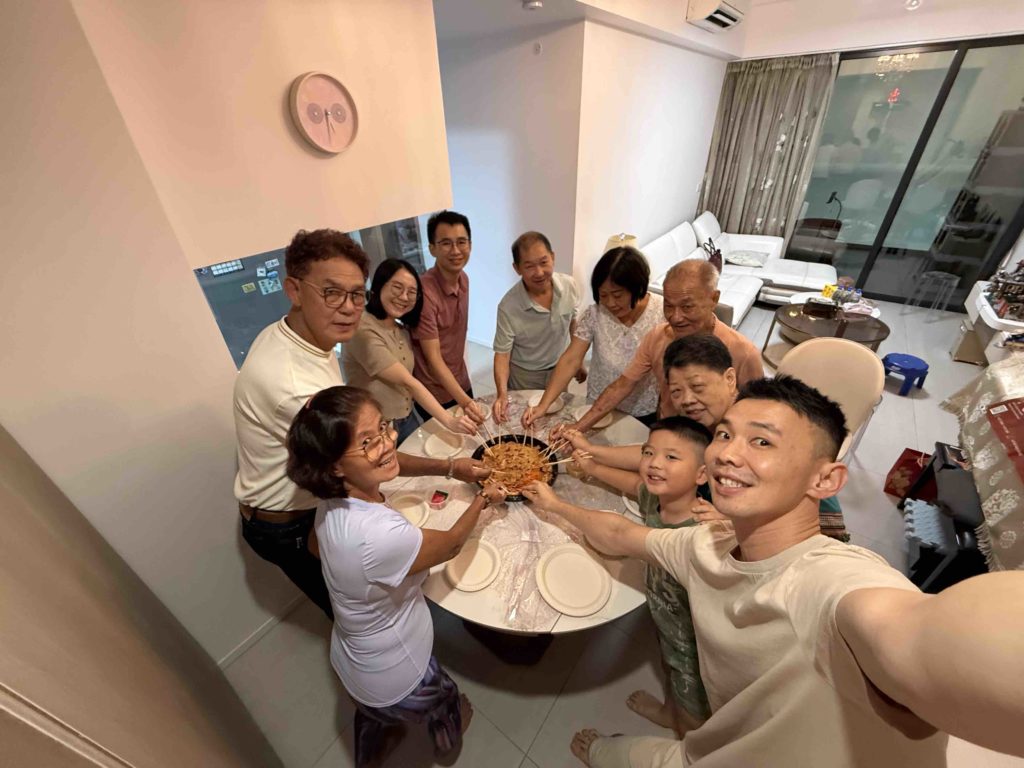 捞鱼生 on rainy 初二. Huat Ar!!!