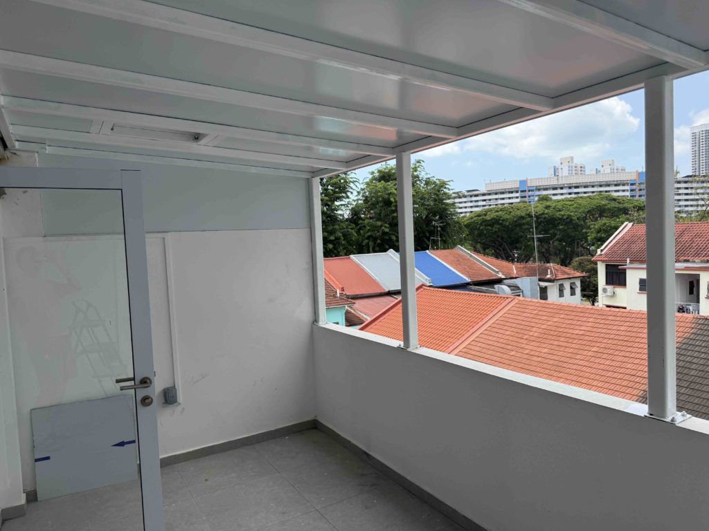 Love the top floor cover with roof access panel!