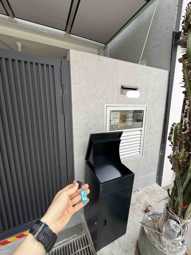 Installed a delivery cabinet outside the house.