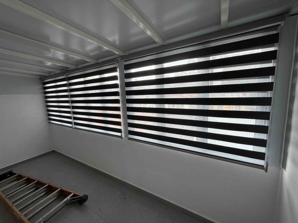 Blinds at balcony installed!