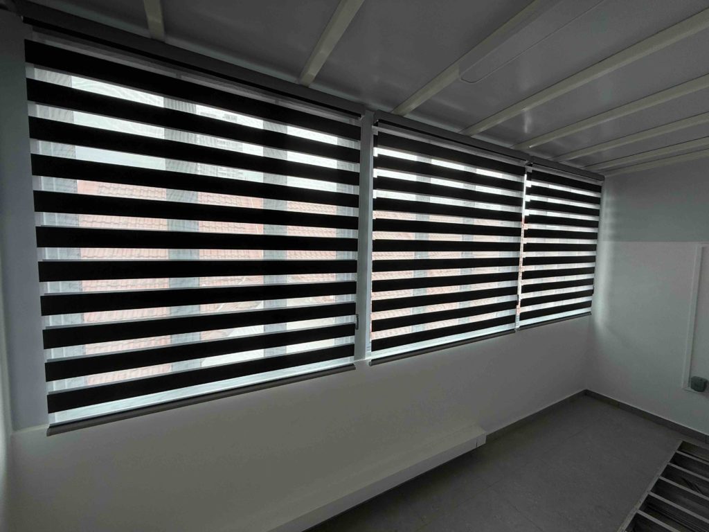 Blinds at balcony installed!