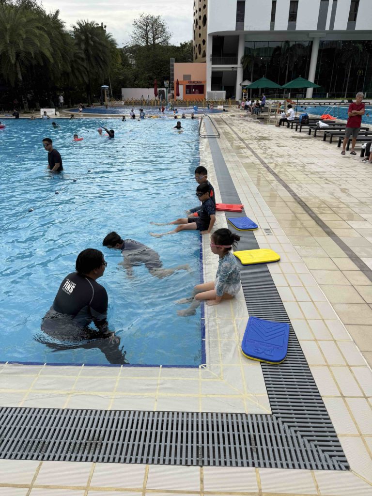 小宝's first swimming lesson!