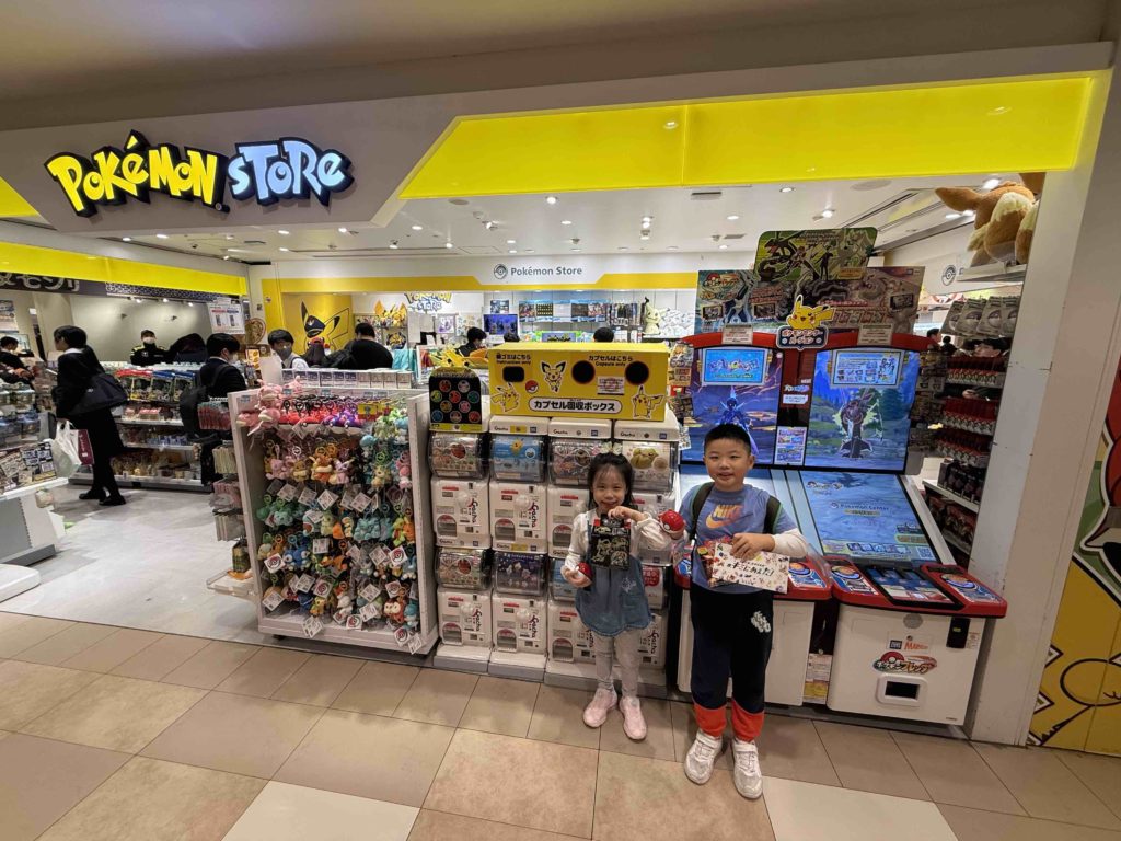 Catching Pokemon at Pokemon Store in Hokkaido Chitose Airport!