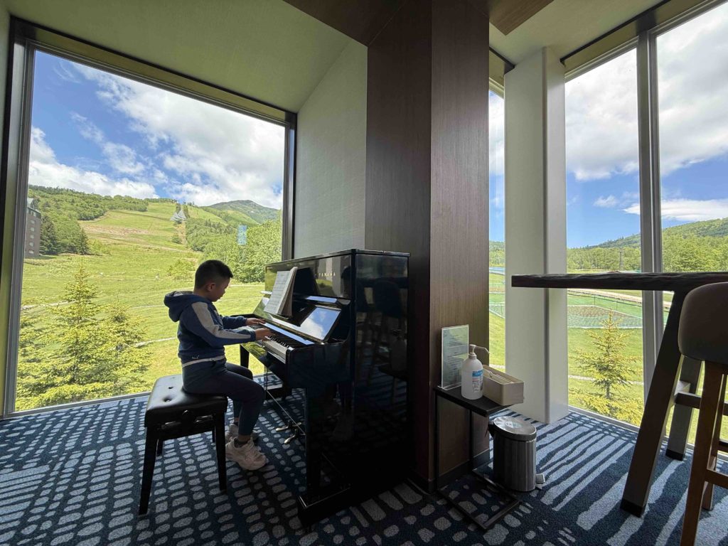 Piano practice in the green green mountains