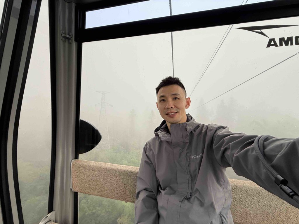 In the clouds in 峨眉山！