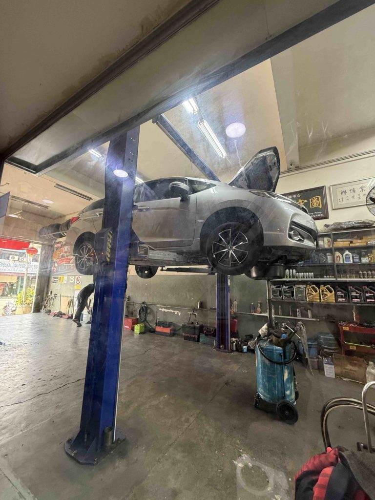 Car servicing: change engine oil and brake fluids for cheap!