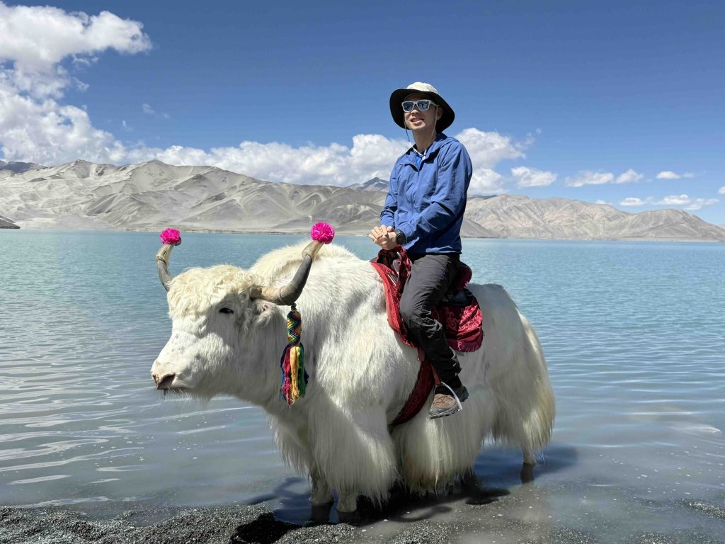 Posing with 牦牛 and with Pamir mountain backdrop.