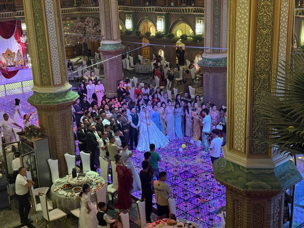 Witness a wedding at the dinner!