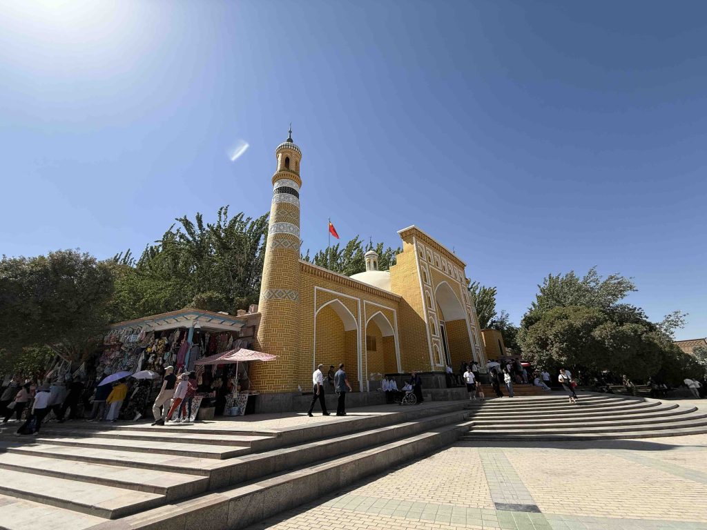 Finally saw a mosque in Xin Jiang! But not a lot of people!